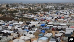Kambi inayowahifadhi Wapalestina waliohamishwa kwenye makazi yao na mashambulizi ya Israel inaonekana huko Rafah, katika Ukanda wa Gaza, Februari 27, 2024. Picha ya AP