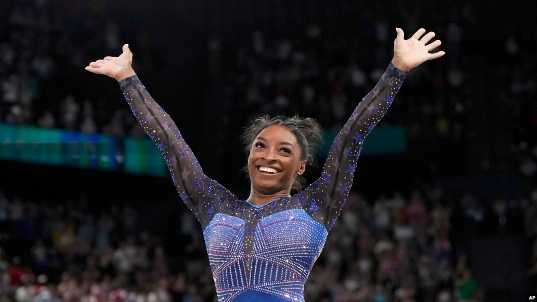 Simone Biles, de Estados Unidos, celebra después de actuar en el ejercicio de suelo durante la final general de gimnasia artística femenina en el Bercy Arena en los Juegos Olímpicos de Verano de 2024, el jueves 1 de agosto de 2024, en París, Francia. (Foto AP/Charlie Riedel)