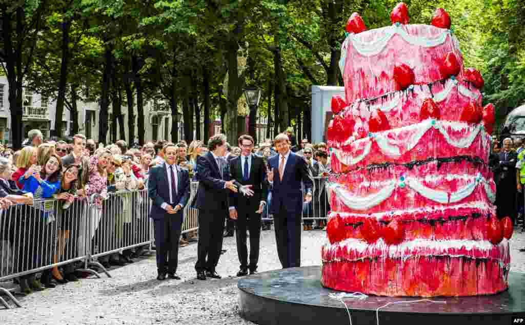 Dutch king Willem-Alexander (R), artist Vincent Olinet (M) and Jan Teeuwisse (L, director Sculptures at Sea) attend the opening of the sculpture exhibition 'Grandeur - French Sculpture Arts From Laurens Till Now' in The Hague, The Netherlands.