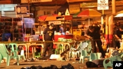 警員在爆炸現場調查