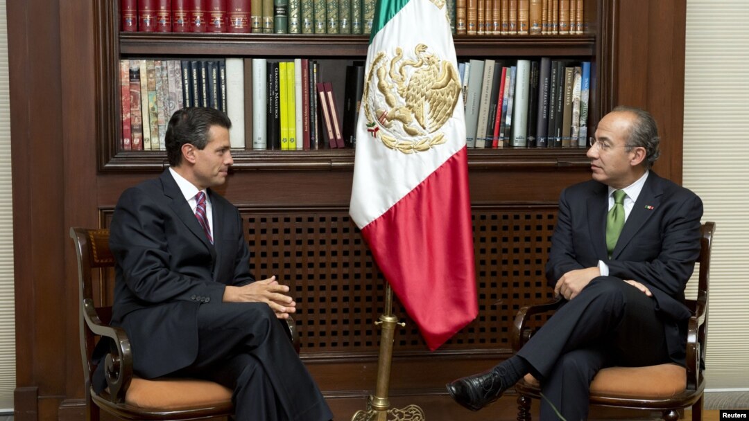 El presidente electo Enrique Peña Nieto, izquierda, se reune con el presidente de México Felipe Calderón en la residencia de Los Pinos.