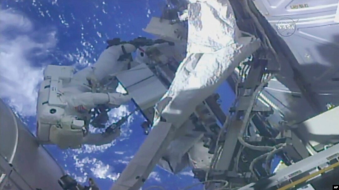 En este fotograma de NASA TV, los astronautas Ricky Arnold (izq.) y Drew Feustel realizan trabajos en la Estación Espacial Internacional Alfa. 16/5/18. 