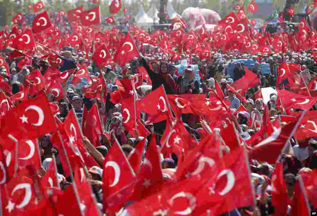 Turkish people take part in a Democracy and Martyrs' Rally in Istanbul.