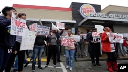 Demonstranti ispred restorana Burger King u Šarlotu u Severnoj Karolini traže povećanje minimalne nadnice.