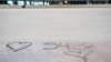 Надпись в ледовом центре в Уичите, где некоторые из жертв авиакатастрофы рейса AA 5342 авиакомпании PSA Airlines (American Airlines) принимали участие в Национальном лагере развития фигурного катания США