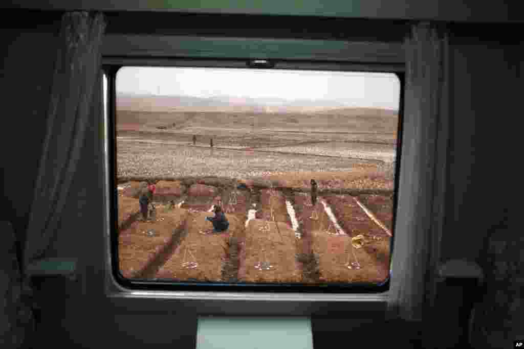 Vista de un punto de control desde un tren que se dirigía al norte de Phyongan. Las autoridades norcoreanas acompañaron a un grupo de periodistas internacionales a ver el cohete Unha-3, programado para despegar el 11 de abril.