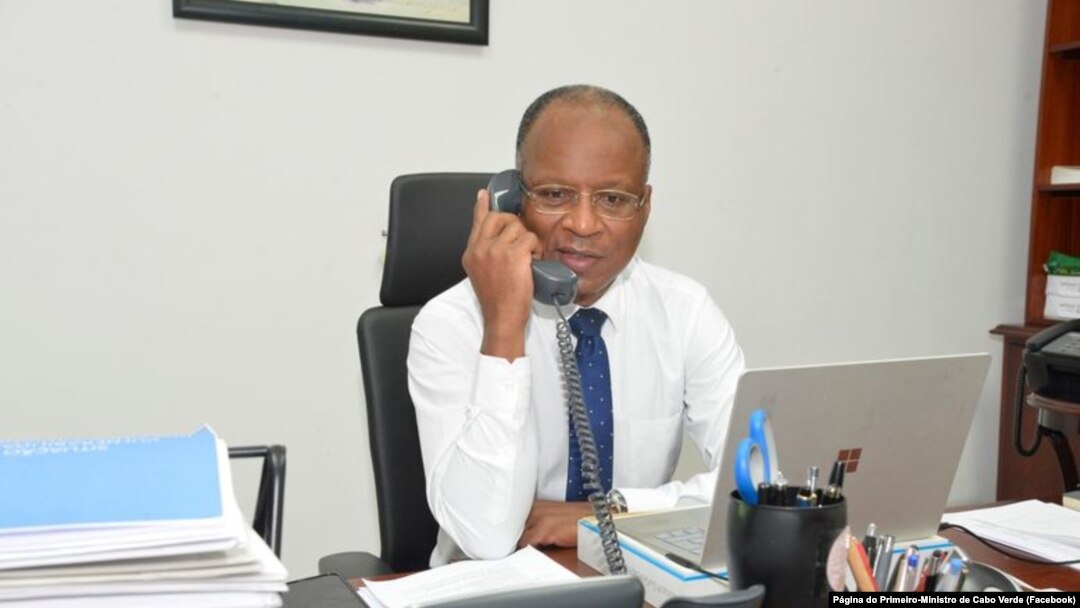 Ulisses Correia e Silva, primeiro-ministro de Cabo Verde, ao telefone