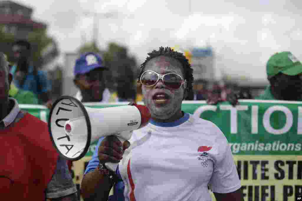 Kungiyar kwadago ta TUC da 'ya'yan kungiyoyin al'umma a Lagos suna zanga-zanga a daidai lokacin da suke wuce wani gidan mai dake dauke da sabon farashin man, a Lagos, Najeriya, Laraba 18 Mayu, 2016.