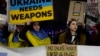 Người dân biểu tình ủng hộ Ukraine bên ngoài Đại sứ quán Hoa Kỳ tại Warsaw, Ba Lan, hôm 3/3/2025. Mỹ có thể nối lại viện trợ quân sự cho Ukraine sau khi Tổng thống Volodymyr Zelenskyy gửi thư cho Tổng thống Donald Trump.