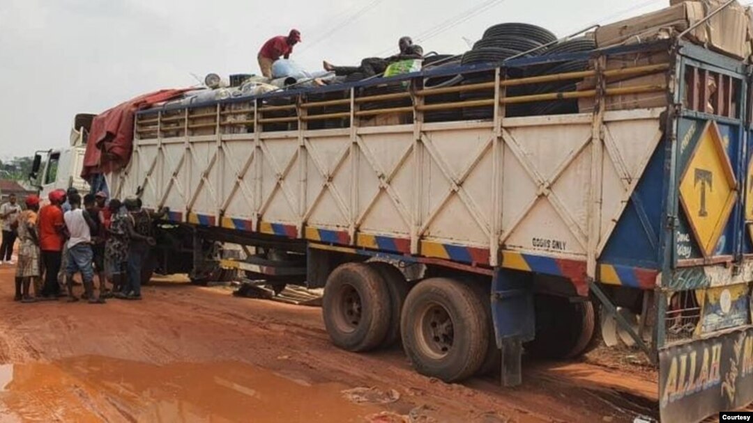 Lokacin da jami'an NDLEA suka tsare motar da ke dauke da kwayoyin Tramadol (Facebook/NDLEA)