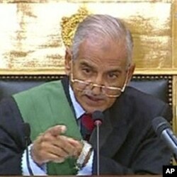 O juiz Ahmed Rifaat durante o julgamento.