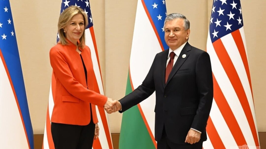 Prezident Mirziyoyev Prezident Baydenning Ichki xavfsizlik bo'yicha maslahatchisi Elizabet Shervud-Rendall bilan, Toshkent, 16-iyul, 2021