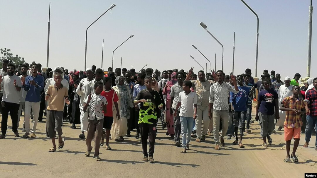 Sudanliklar davlat to'ntarishiga qarshi namoyish qilmoqda