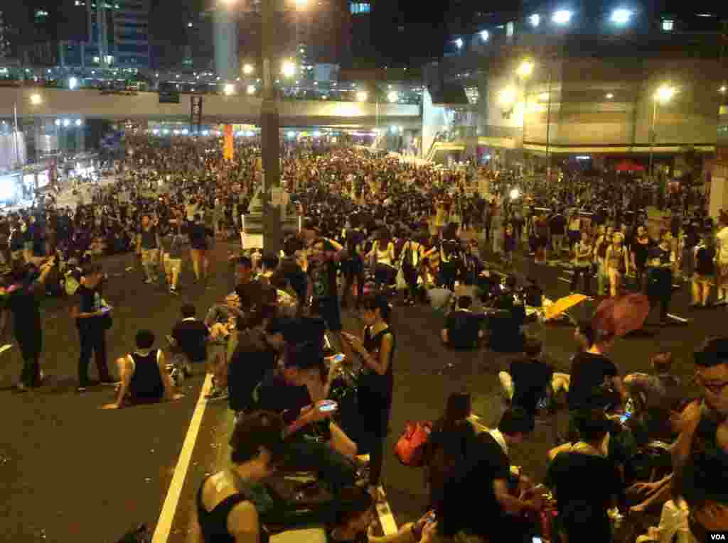 香港爭真普選全民抗爭星期二進入第3天(美國之音圖片/海彥拍攝)