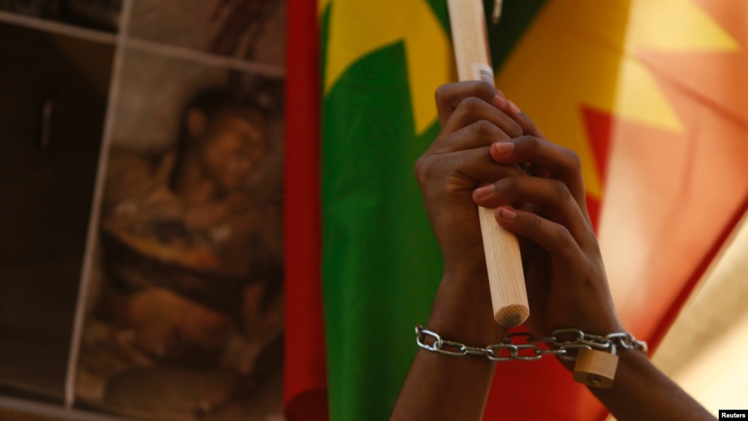 የኦሮሞ ብሔረሰብ አባላት ለተቃውሞ ሰልፍ በወጡበት ወቅት የተነሳ ፎቶ [ፋይል - ሮይተርስ]