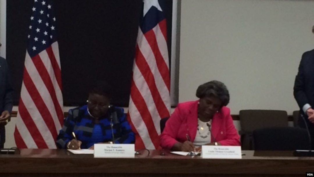 US Assistant Secretary for African Affairs Linda Thomas Greenfield and Liberian Foreign Minister Marjon Kamara sign a statement on US-Liberia cooperation.