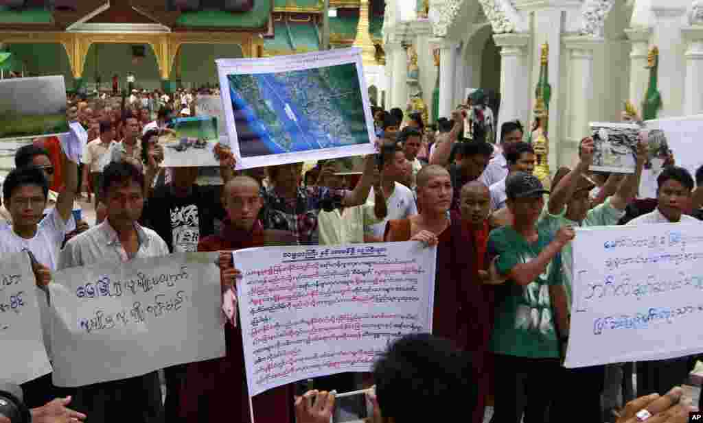 Các nhà sư Phật giáo và người sắc tộc Rakhine cầm biểu ngữ tại chùa Shwedagon ở Rangon, Miến Điện, 10/6/2012.