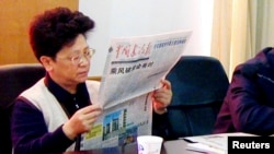 2001年12月29日年，在浙江溫州，楊秀珠在會上讀報
