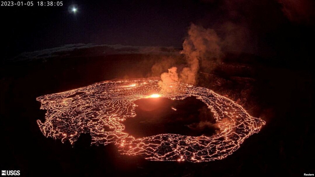 Esta imagen, tomada de una webcam del Centro Geológico de Estados Unidos, muestra la erupción del volcán Kilauea desde el anillo occidental de su caldera en la cima, el 5 de enero de 2023. 