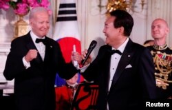 南韓總統尹錫悅在白宮演唱美國歌曲“美國派”。（2023年4月26日）