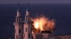 Una bola de fuego estalla en medio de un bombardeo israelí en Gaza, el jueves 12 de octubre de 2023, días luego de un ataque del grupo islamista Hamás en el sur de Israel. El conflicto ha dejado al menos 2.400 víctimas de ambos bandos.