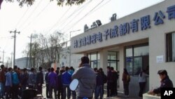 富士康成都廠北區廠房外面，新來的員工等待報到(資料照)
