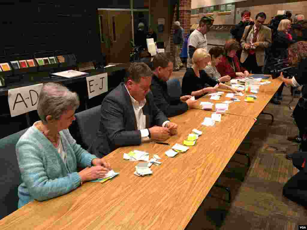 Caucus members tabulate Republican ballots at the caucus site in West Des Moines, Iowa, Feb. 1, 2016. (K. Farabaugh/VOA)
