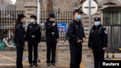 北京警察2021年3月22日在庭審加拿大前外交官康明凱Michael Kovrig的法院外戒備（路透社）