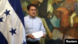 El presidente de Honduras, Juan Orlando Hernández, se dispone a dirigirse a la nación, el 18 de octubre de 2019, desde Tegucigalpa, después de que su hermano, Juan Antonio 'Tony' Hernández, fuera hallado culpable de tráfico de drogas en EE.UU.