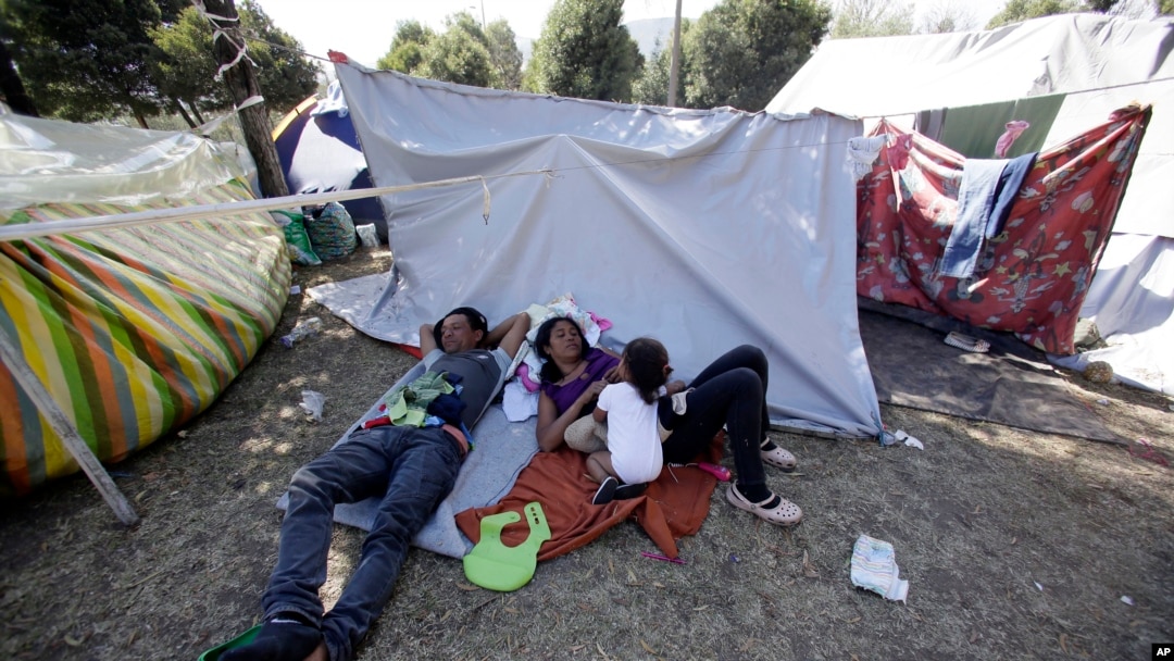 Una familia migrante venezolana descansa afuera de un campamento improvisado antes de salir a buscar cualquier tipo de trabajo en Quito, Ecuador, el jueves 9 de agosto de 2018. El gobierno de Ecuador anunció que a partir del sábado 18 de agosto los venezolanos que quieran ingresar al país deberán tener pasaporte. (Foto AP / Dolores Ochoa).