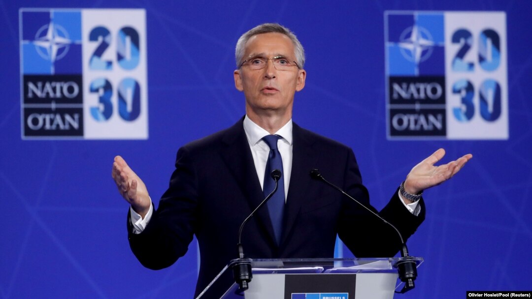 ARHIVA - Generalni sekretar NATO-a Jens Stoltenberg govori na konferenciji za novinare u Briselu (Foto: Olivier Hoslet/Pool via Rojters)