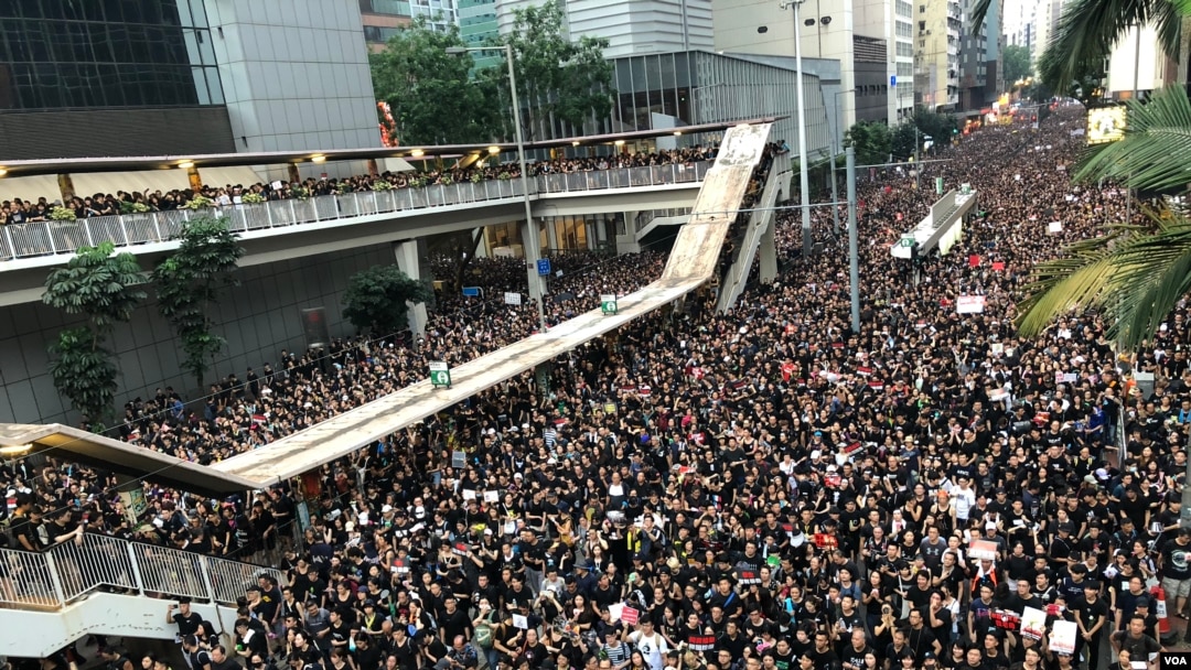 香港6-16黑色反送中大遊行逼爆香港島多條主要幹道，警察總部對開的馬路大批遊行人士向警方喝倒彩。（美國之音湯惠芸拍攝）