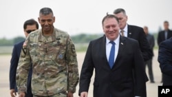 El secretario de Estado de EE.UU., Mike Pompeo, (derecha) junto al general estadounidense Vincent K. Brooks, (izquierda) comandante de las fuerzas estadounidenses en Corea del Sur, a su llegada a la Base Aérea en Pyeongtaek, Corea del Sur, el miércoles, 13 de junio de 2018.