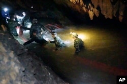 Spasilačke ekipe unutar pećinskog kompleksa u kojem je nestalo 12 dečaka zajedno sa fudbalskim trenerom. Svi su pronađeni živi u ponedeljak.