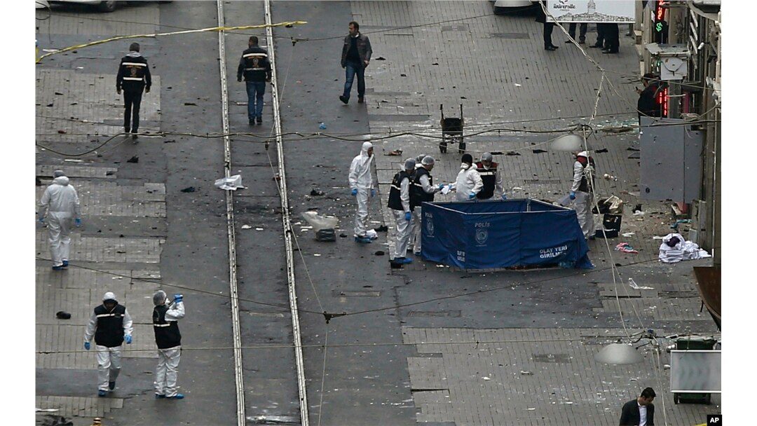 Security and forensic officials work at the explosion site in Istanbul, March 19, 2016. A suicide attack on Istanbul's main pedestrian shopping street Saturday killed a number of people and injured over a dozen others.