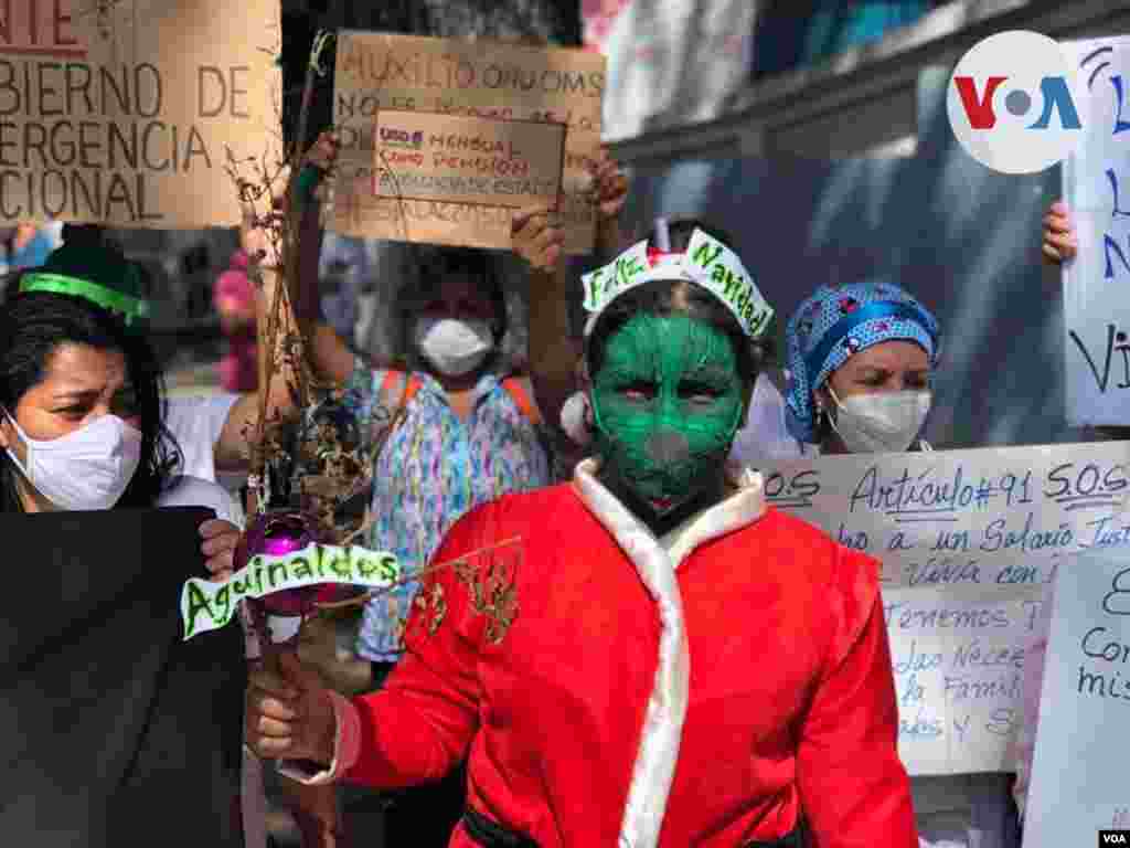 "Nuestra navidad se partió", asegura la enfermera Francis Guillén a la Voz de América, quien explica que recientemente le depositaron un mes de aguinaldo y solo le alcanzó para un cartón de huevos y un kilo de harina de maíz.