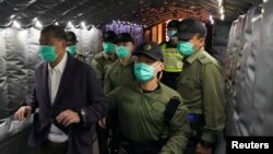 香港壹傳媒創辦人黎智英12月31日離開終審法院前往監獄時身上被鎖上鐵鏈（路透社照片）