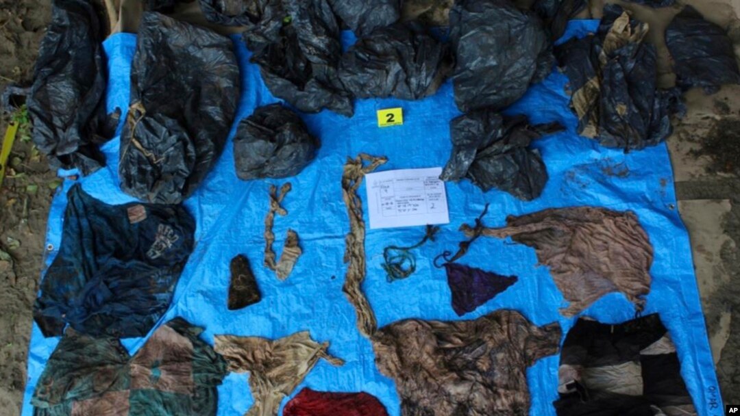 En esta foto, sin fecha provista por la Fiscalía del Estado de Veracruz, se muestran artículos de ropa encontrados en el sitio clandestino en el estado de Veracruz, México.