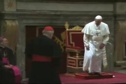 El papa se tropieza
