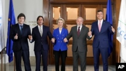 Javier Milei, Presidente da Argentina, Luis Lacalle Pou, Presidente do Uruguai, Ursula von der Leven, presidente da Comissão Europeia, Lula da Silva, Presidente do Brasil, e Gabriel Boric, Presidente do Chile