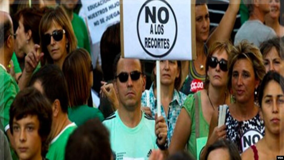 En Madrid protestan contra los recortes presupuestarios impuestos por el gobierno para equilibrar los presupuestos.