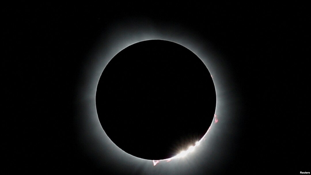 Momento en que la Luna tapa al sol casi por completo, visto desde Carbondale, EEUU, el 8 de abril de 2024.