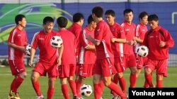 지난 2011년 1월 아시안컵에 출전하는 북한 축구대표팀 선수들이 카타르 도하 알가라파 훈련장에서 몸을 풀고 있다. (자료사진)