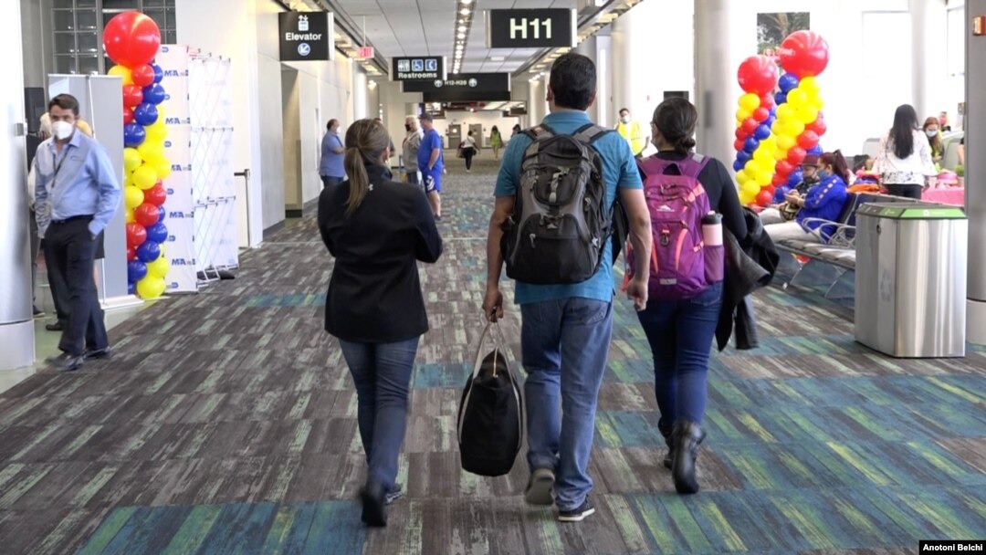Pasajeros en el Aeropuerto Internacional de Miami, Florida, caminan por la terminal antes de abordar un avión. [Foto: Antoni Belchi/VOA]