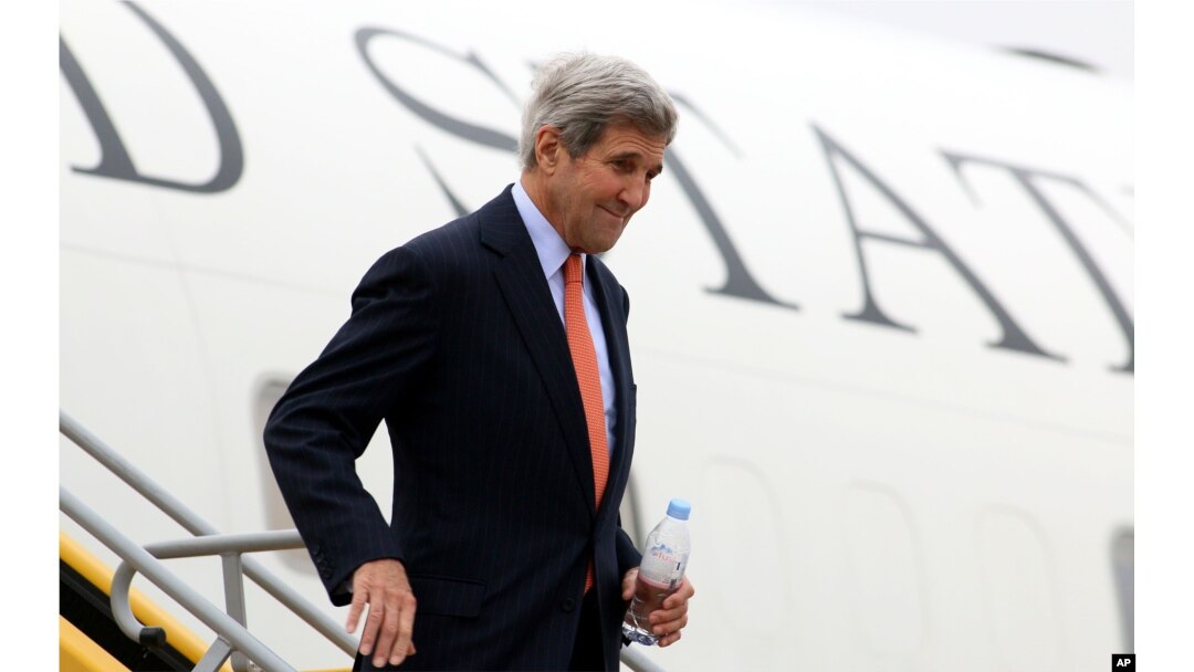 U.S. Secretary of State John Kerry arrives at Vienna's Schwechat airport, Austria, Oct. 29, 2015. Kerry has arrived for talks on ending the Syrian war with other key nations, including bitter regional rivals Iran and Saudi Arabia.