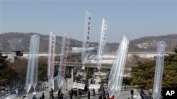 脫北者和南韓活動人士在南北韓邊界板門店舉行的反北韓活動中釋放裝有宣傳品的氣球。（2013年2月16日）