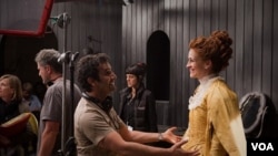 Julia Roberts y el director Tarsem Singh en el set de "Mirror Mirror" (Foto de Jan Thijs– ©2012 Relativity Media, LLC)
