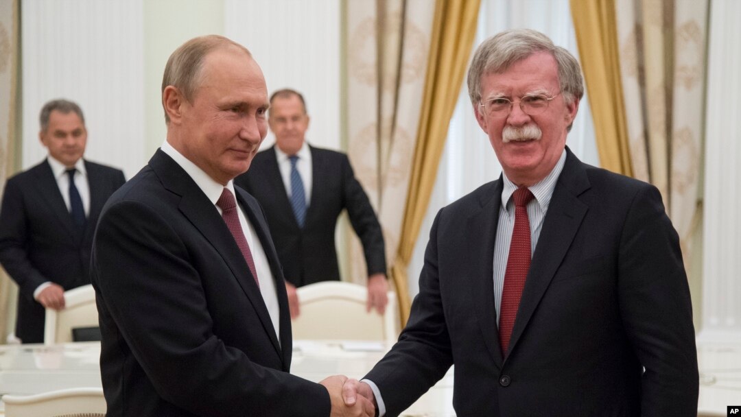 El presidente de Rusia, Vladimir Putin, (izquierda) saluda al asesor de Seguridad Nacional de EE.UU., John Bolton, durante una reunión en el Kremlin en Moscú, el miércoles, 27 de junio de 2018.