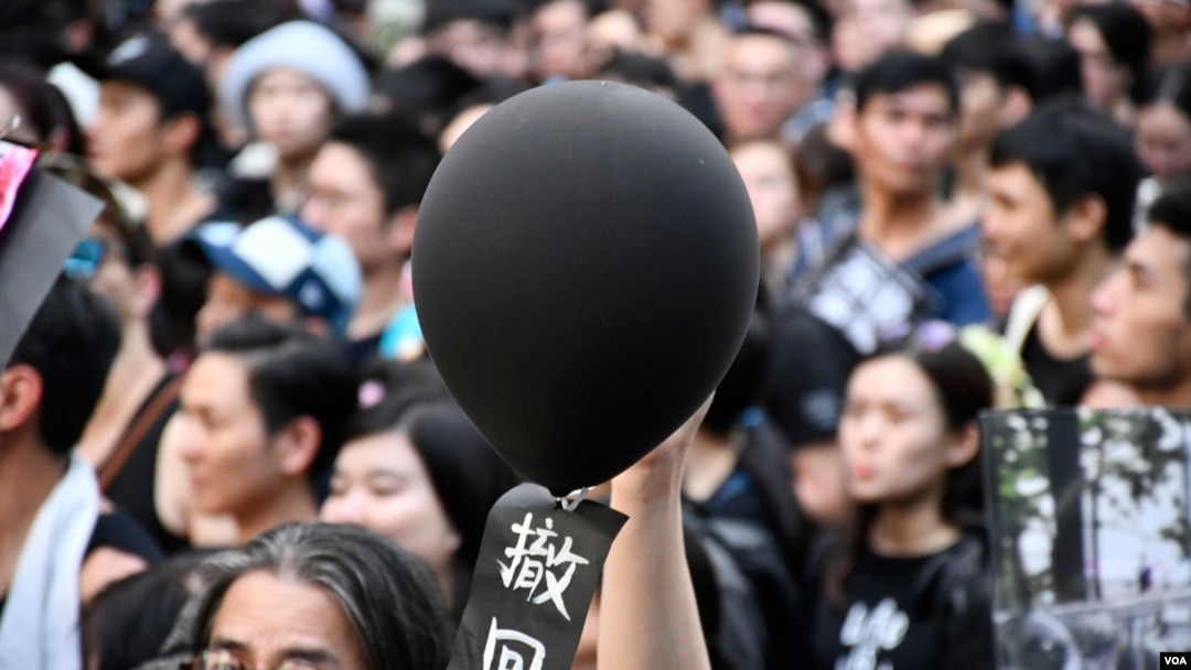 6-16黑色反送中遊行人士要求撤回送中條例。(美國之音湯惠芸拍攝)