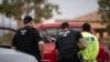Agentes do Serviço de Imigração e Alfândega (ICE) dos EUA detém imigrantes em situação ilegal